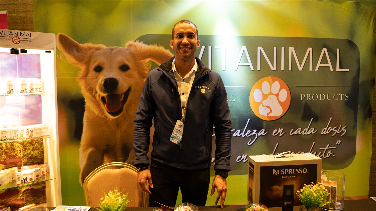 Representante de una marca en su stand