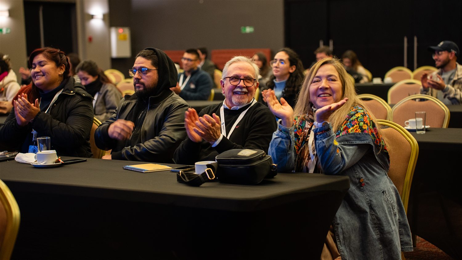 Asistentes participando durante una charla